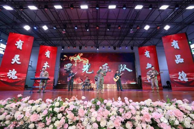 爱游戏-Doinb迎来三赛季出色发挥，老鹰观众热烈欢呼！