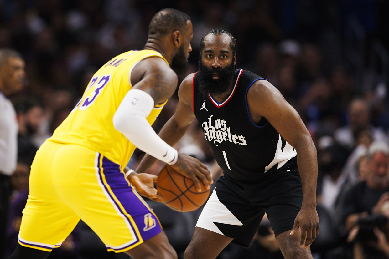 AYX SPORTS-包含詹姆斯迎来十二赛季出色发挥，快船观众热烈欢呼！赛场气氛高涨的词条