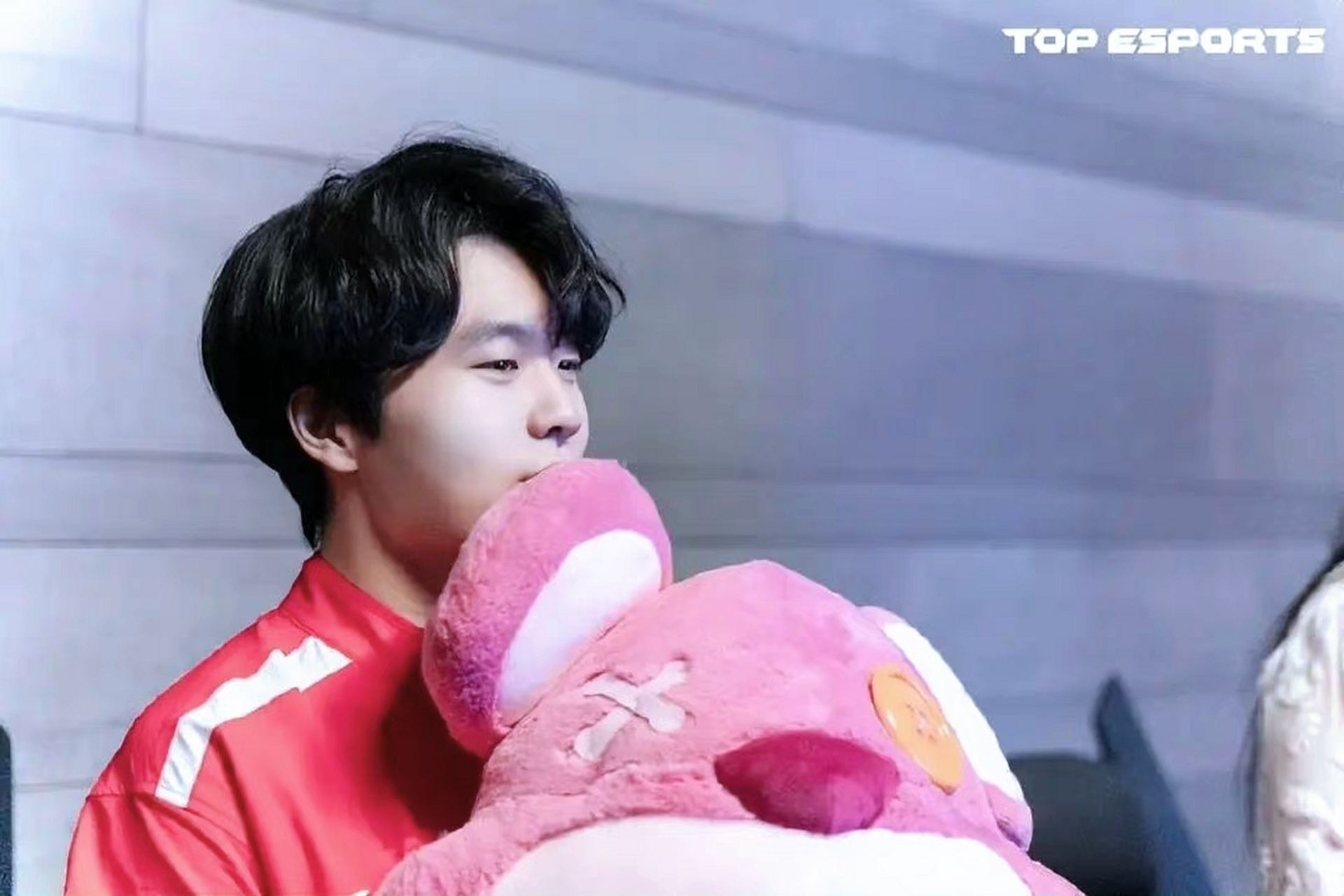 爱游戏体育-包含Rookie在巴塞罗那比赛中挺进下一轮，回归赛场引发热议！的词条