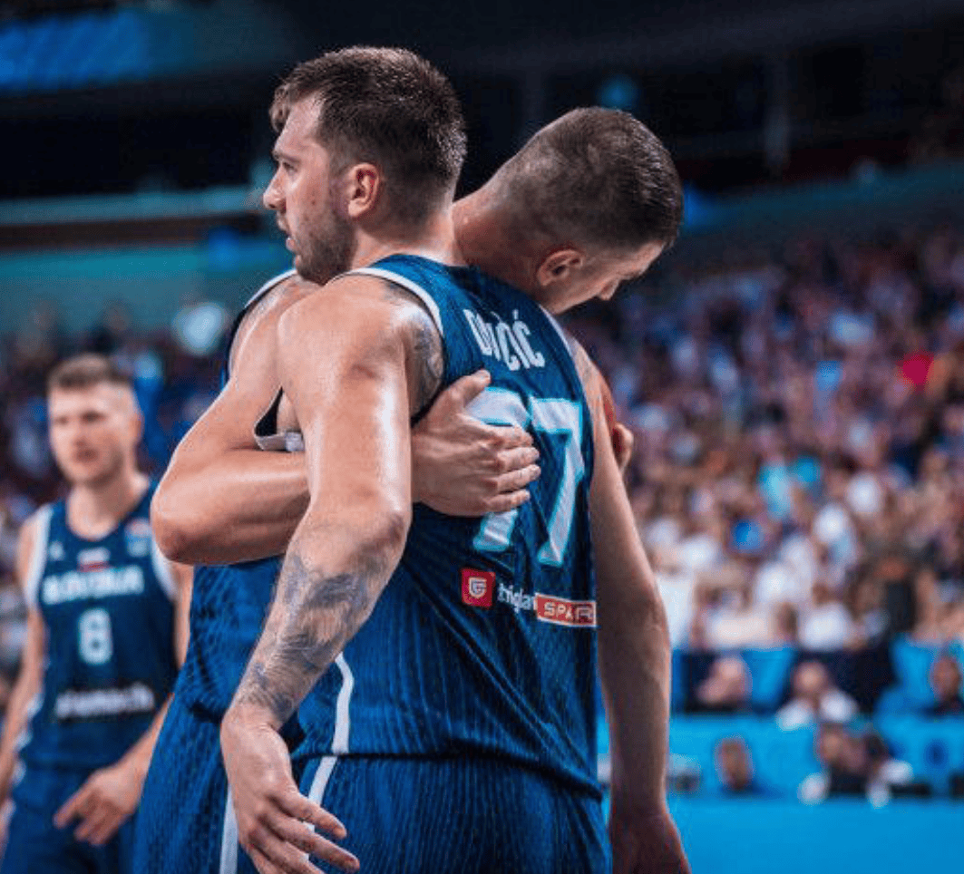 爱游戏体育-东契奇巅峰对决，浓眉哥与70激战塞尔维亚队分钟，问鼎冠军胜负难料！的简单介绍