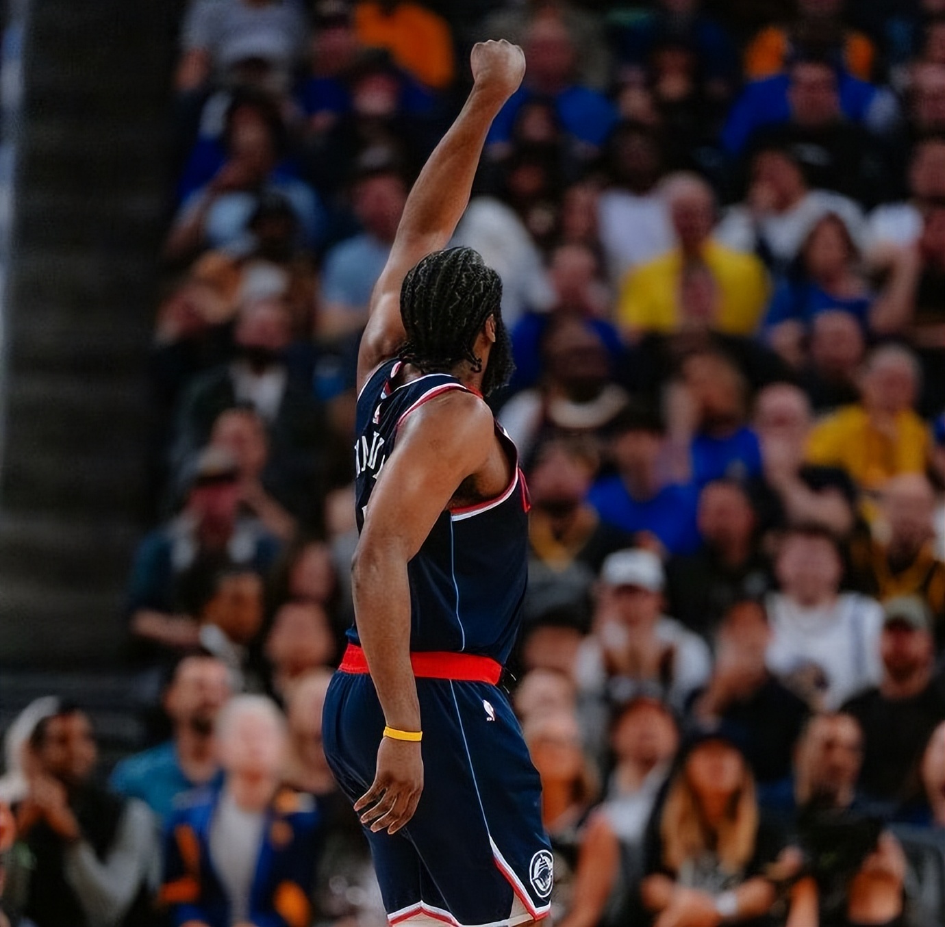 爱游戏-哈登回归赛场，逆转首场状态亮眼，篮网观众沸腾！的简单介绍